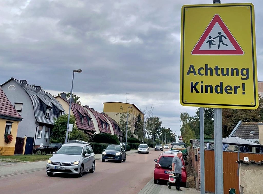 „Achtung Kinder!“-Schilder wurden an der Schachtstraße kürzlich aufgestellt. Bald könnte eine digitale Geschwindigkeitsanzeige folgen.