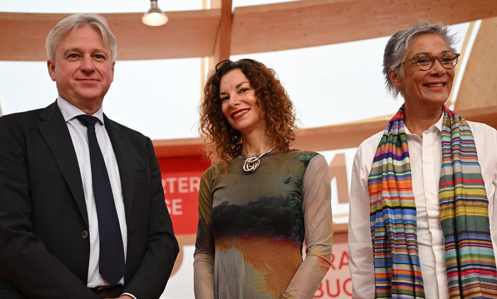 Buchmessen-Chef Juergen Boos (l-r), die britische Sachbuchautorin Gaia Vince und Karin Schmidt-Friderichs, Vorsteherin des Börsenvereins des Deutschen Buchhandels.