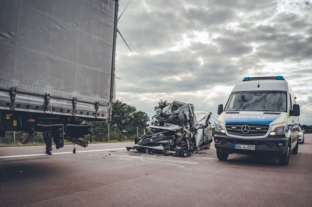 Einsatzkräfte der Polizei sind an der Unfallstelle.