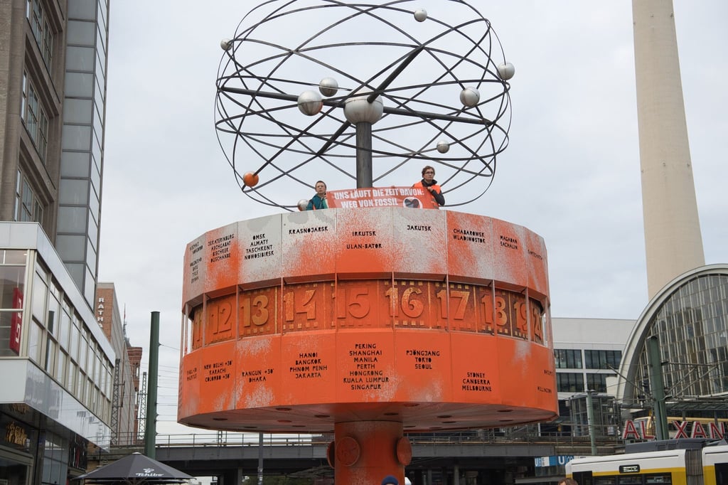 Aktivisten der Gruppe Letzte Generation haben die Weltzeituhr am Alexanderplatz orange eingefärbt.