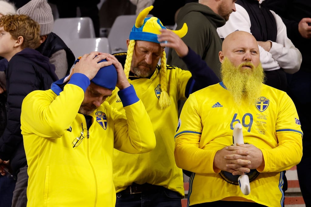 Schwedische Fans warten nach dem Abbruch des EM-Qualifikationsspiels in Brüssel auf der Tribüne.