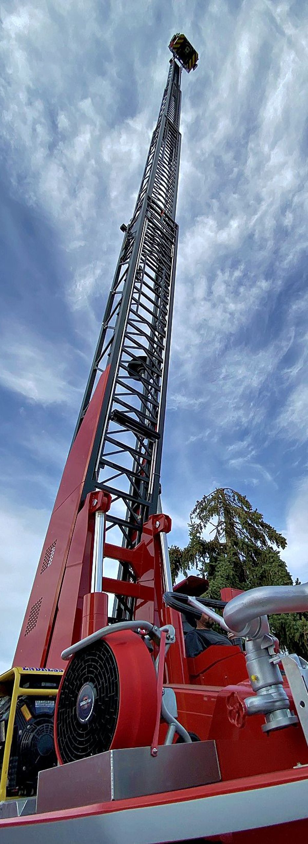 Bis auf 32 Meter kann diese Hubrettungsbühne der Schönewalder Wehr ausgefahren werden.