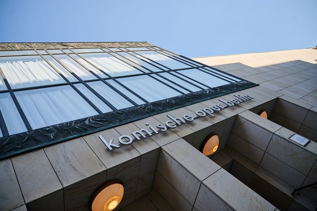 Die Sonne erhellt den oberen Teil der Komischen Oper.