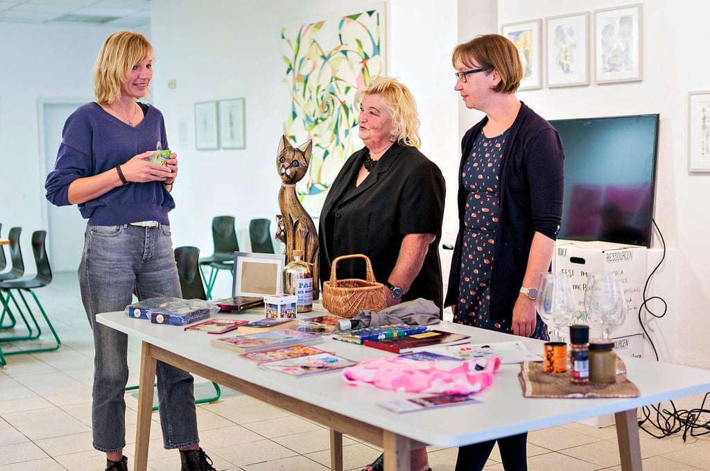 Sandy Wegnershausen (l.) und Tina Uhlemann (r.), hier mit Besucherin Ingrid Weise, laden regelmäßig zu Veranstaltungen ins Stadtlabor ein.