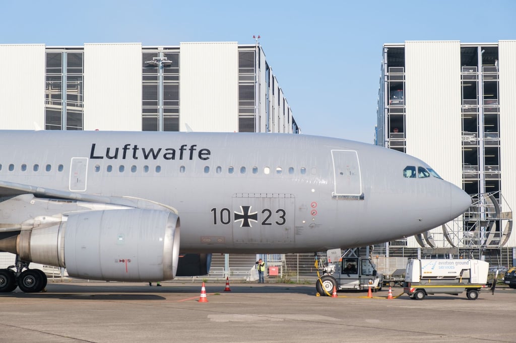 Die abmontierten Tragflächen eines ausrangierten Flugzeugs der Bundeswehr sind im Serengeti-Park angekommen.