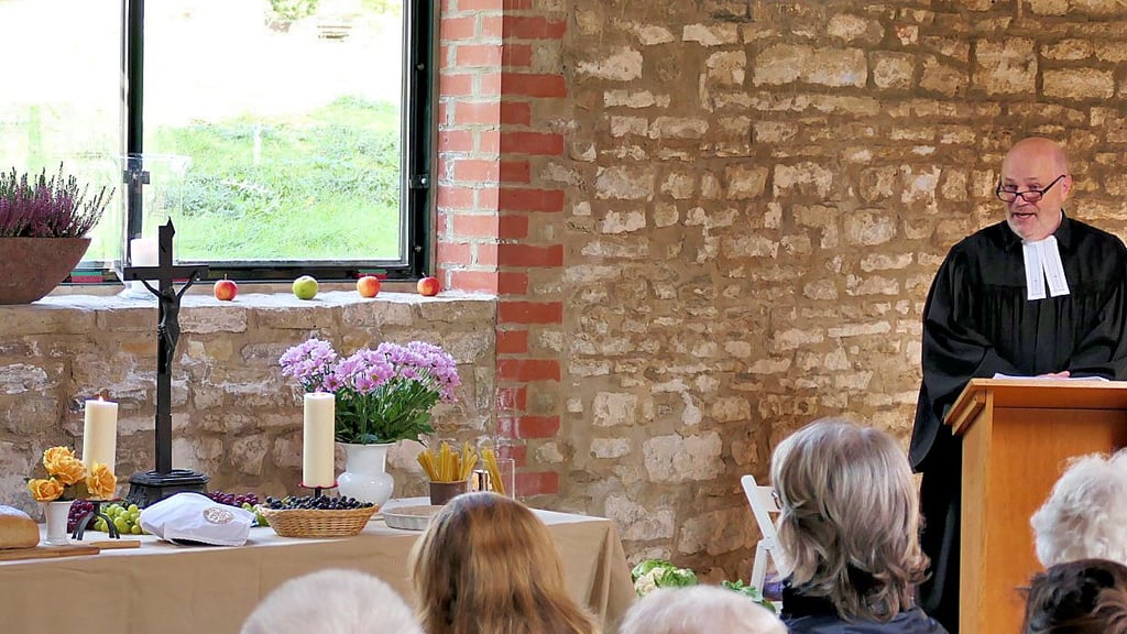 Gottfried Eggeberecht hat den Gottesdienst im Schafstall der Familie Bartmer gehalten.