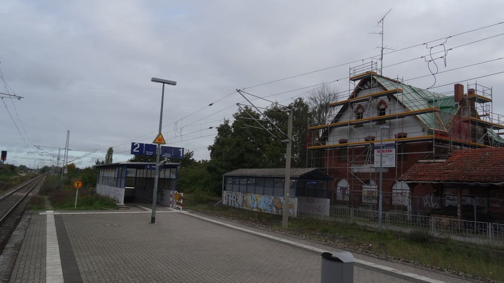 Statt eines gemeinsamen Mittelbahnsteiges gibt es künftig zwei baulich voneinander getrennte Bahnsteige im Bahnhof Seehausen (Altmark). Rechts das alte Bahnhofsgebäude.