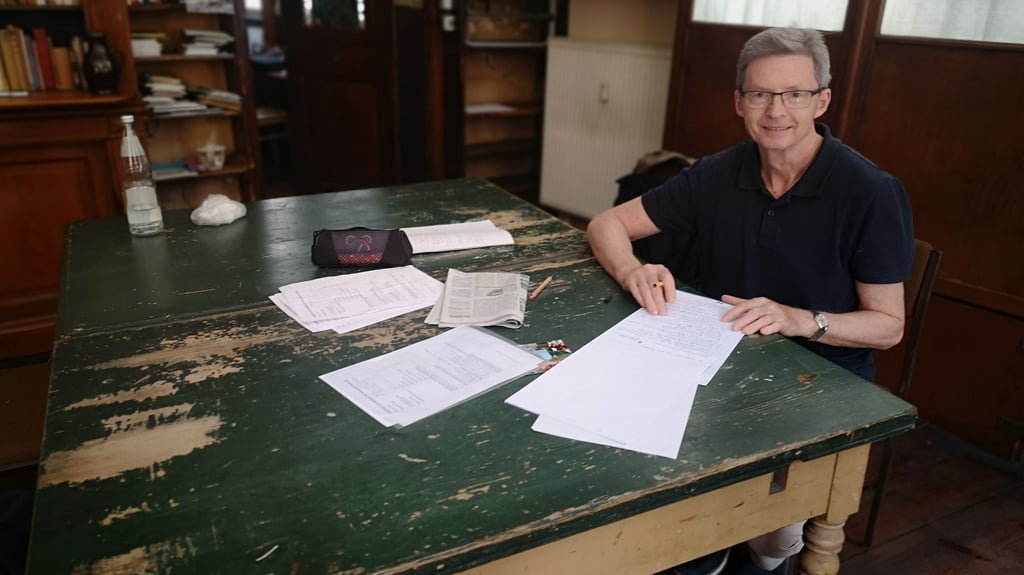 Stadtteilmanager Volker Lahmann in der alten Buchhandlung von Helga Weyhe.