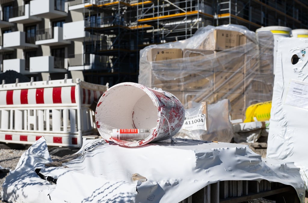 Baumaterial an der Baustelle eines Neubaus in München. Vor allem mineralische Baustoffe wie Zement oder Bausand sind noch mal deutlich teurer geworden.