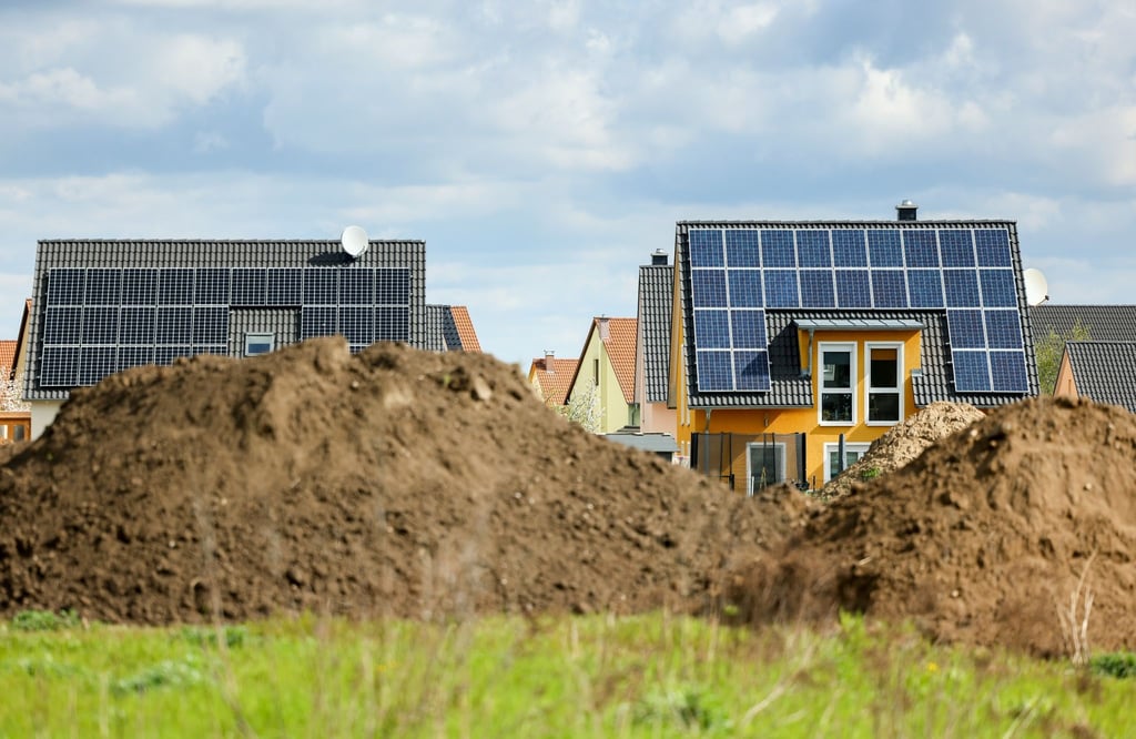 Wer einen Neubau plant, hat 2024 die Möglichkeit, sich von eigens zertifizierten Energieexperten im Rahmen von Neubauförderprogrammen beraten zu lassen.
