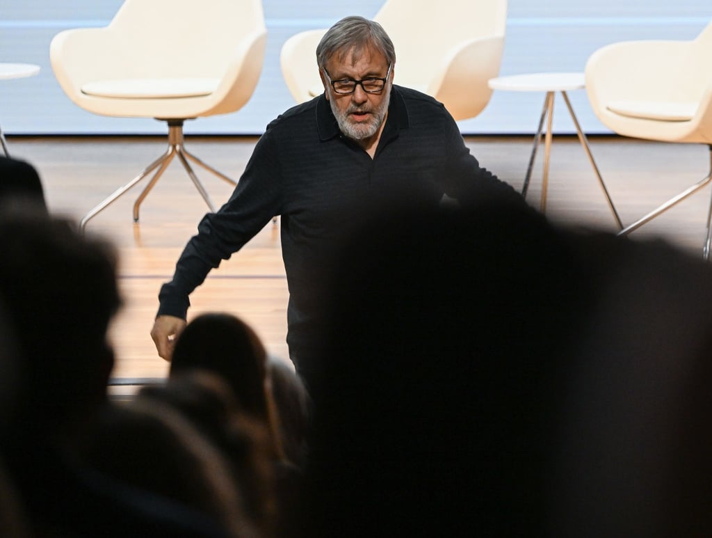 Slavoj Zizek verlässt nach seiner Rede die Bühne.