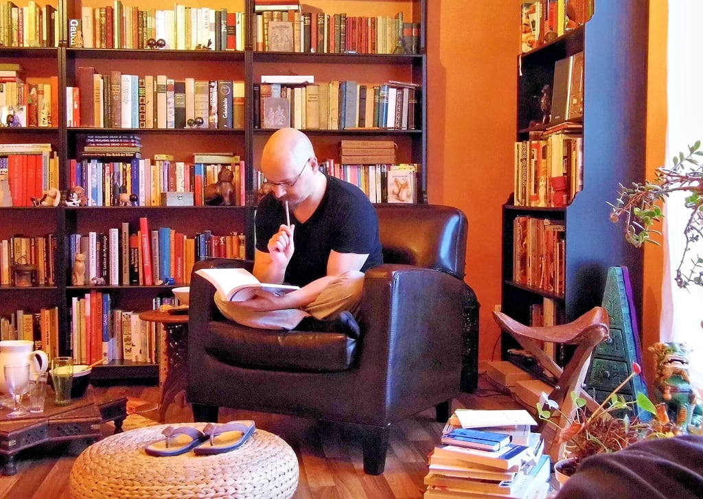 Frank Rudolph hat nach eigenen Angaben über 8.000 Bücher zu Hause.