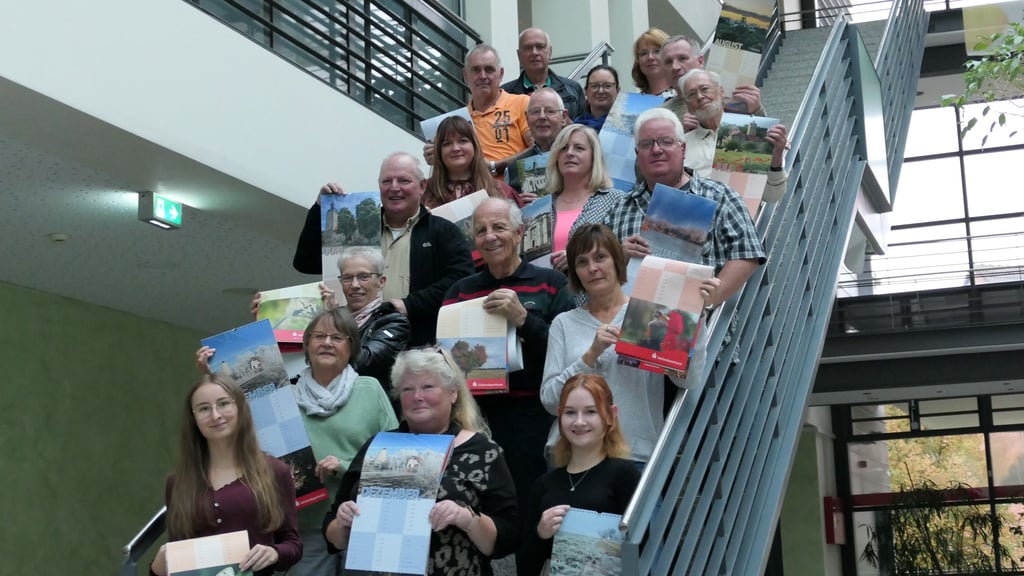 Auch die Ascherslebener Paul Bertrams (Mitte, 2. v. u.) und Peter Eichardt (rechts, 3. v. u.) sind im neuen Sparkassenkalender mit Fotos vertreten.