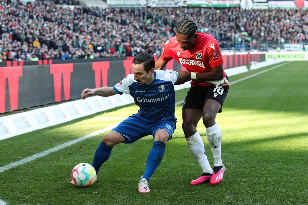 FCM-Star Baris Atik im Duell mit Derrick Köhn von Hannover 96 beim letztmaligen Aufeinandertreffern der beiden Zweitligisten im Februar 2023.