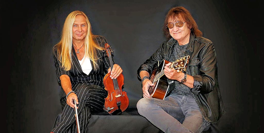 Zwei Ostrock-Legenden spielen am Freitag im Bürgerhaus Hohenmölsen: Uwe Hassbecker (links) von Silly und der frühere Puhdys-Sänger Dieter "Maschine" Birr.