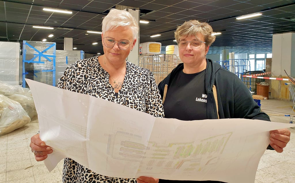 Es gibt gerade viel zu besprechen: Bezirksleiterin Sandy Richter und Marktleiterin Cornelia Beer (re.) sehen sich die Pläne für den Umbau an.