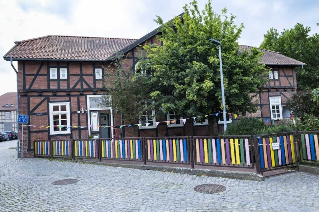 Käufer gesucht: Mit dem Neu- und Umbau der Kita am Lindenpark in Seehausen (Altmark) läuft für den Kindergarten am Klosterschulplatz (Foto) die Zeit ab.