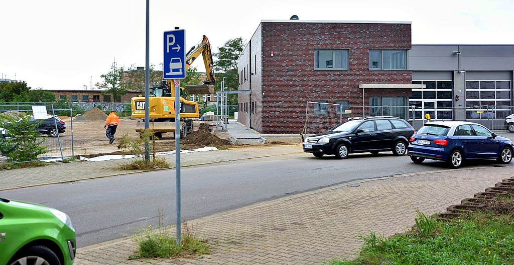 Die Ausfahrten der Feuerwehr und des geplanten Park & Ride-Platzes am Bahnhof Bitterfeld links daneben in der scharfen Kurve der Mittelstraße sorgen für Protest.