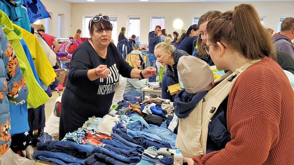 Tische gefüllt mit Kleidung für die Jahreszeit, die als nächstes kommt. Ob Eltern mit Babys oder mit größeren Kindern, jeder wird bei der Kleiderbörse in Jerichow fündig.