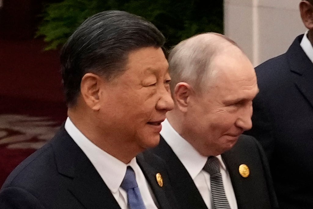 Seite an Seite: der chinesische Präsident Xi Jinping (l) und Kremlchef Wladimir Putin in Pekig.