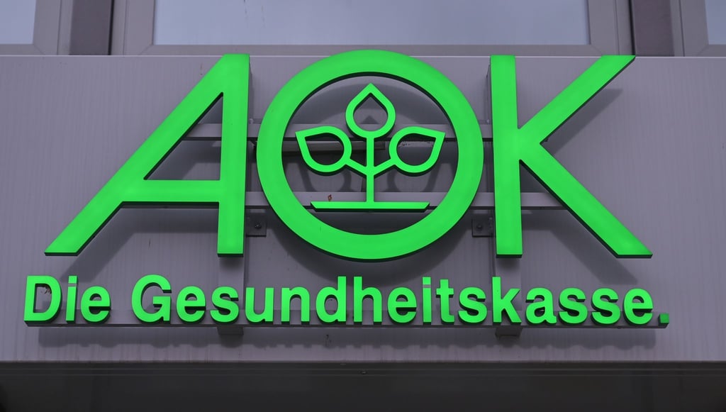 Das Logo der AOK, Allgemeine Ortskrankenkasse, ist an einem Gebäude zu sehen.
