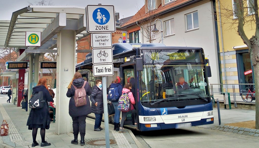 Mit dem Öffentlichen Personennahverkehr, hier an der Haltestelle „Rendezvous“ in Wernigerodes Innenstadt, sind die Harzer im Wesentlichen zufrieden. Die Ticketpreise werden jedoch als zu hoch erachtet.