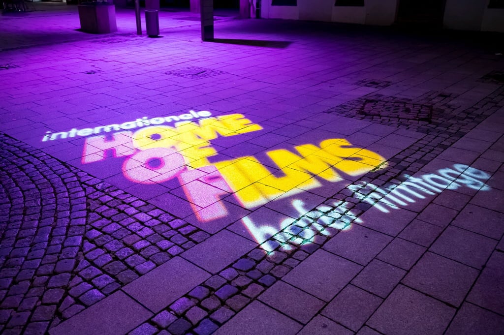 Das Logo der internationalen Hofer Filmtage wird in der Hofer Innenstadt auf den Boden projiziert.