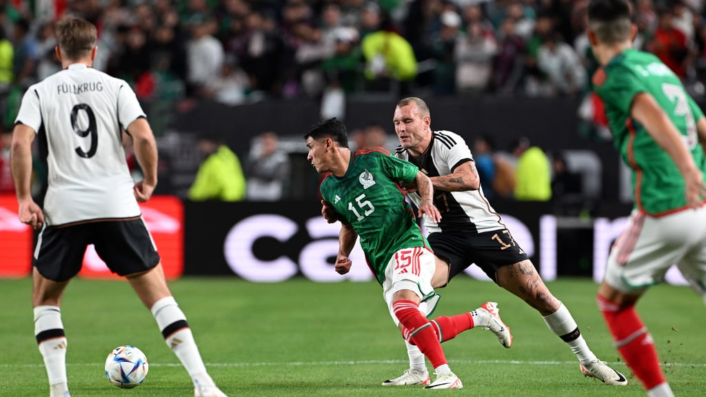 David Raum attackiert Mexikos Uriel Antuna.