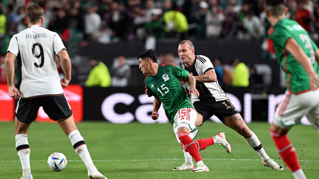 David Raum attackiert Mexikos Uriel Antuna.