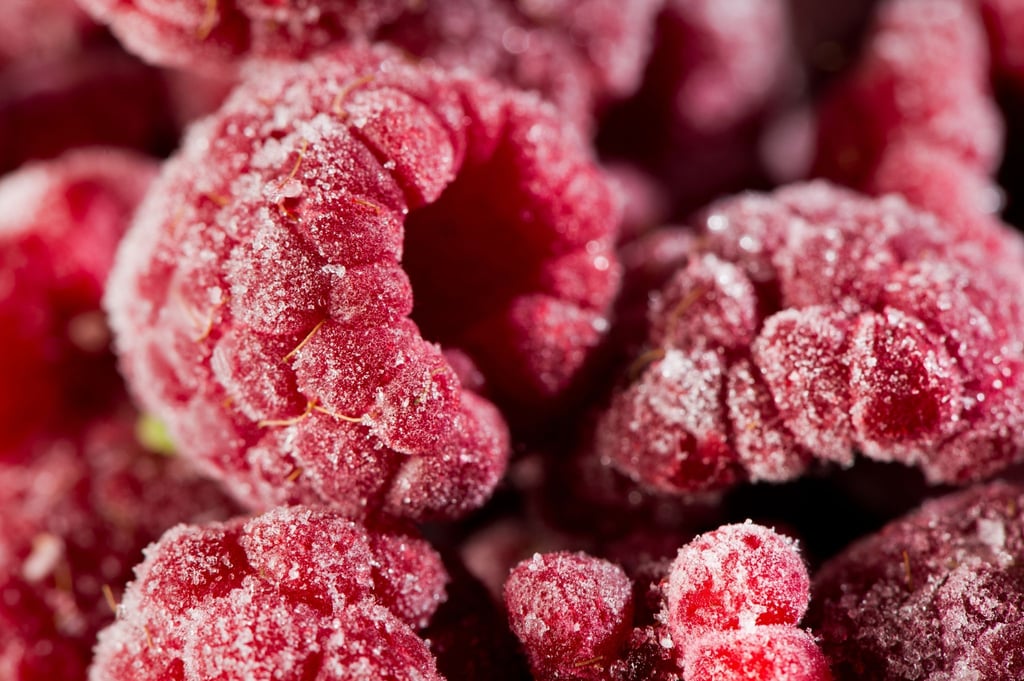 Um eventuelle Keime abzutöten, empfiehlt es sich, Tiefkühlbeeren vor dem Verzehr für einige Minuten bei 90 Grad zu erhitzen.