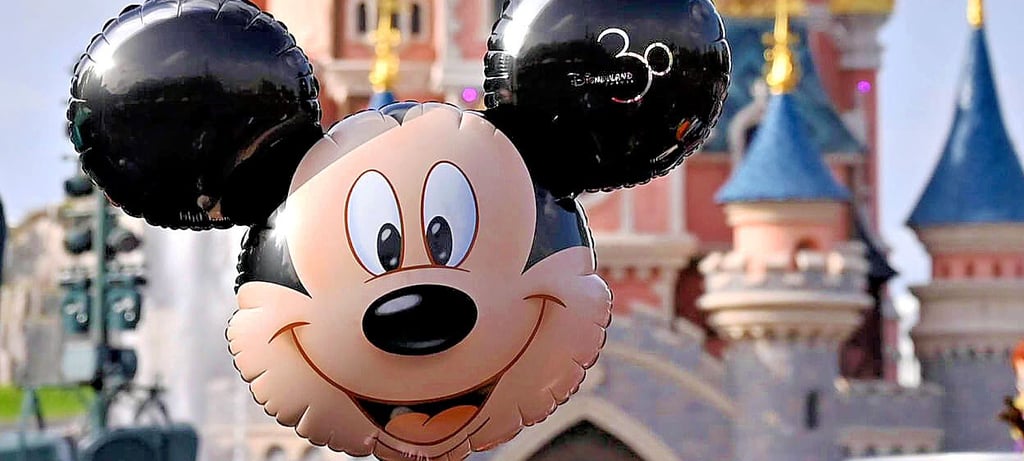 EU-Parlament als Comic-Truppe? Zumindest gab es einen unfreiwilligen Ausflug ins Disneyland Paris.