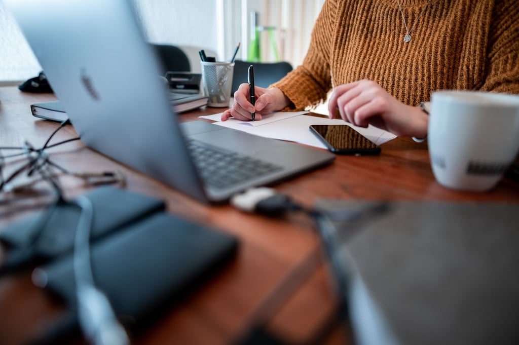 Selbst wenn es nicht immer räumlich möglich ist, können Rituale im Homeoffice dabei helfen, klare Grenzen zwischen Privatleben und Beruf zu ziehen.