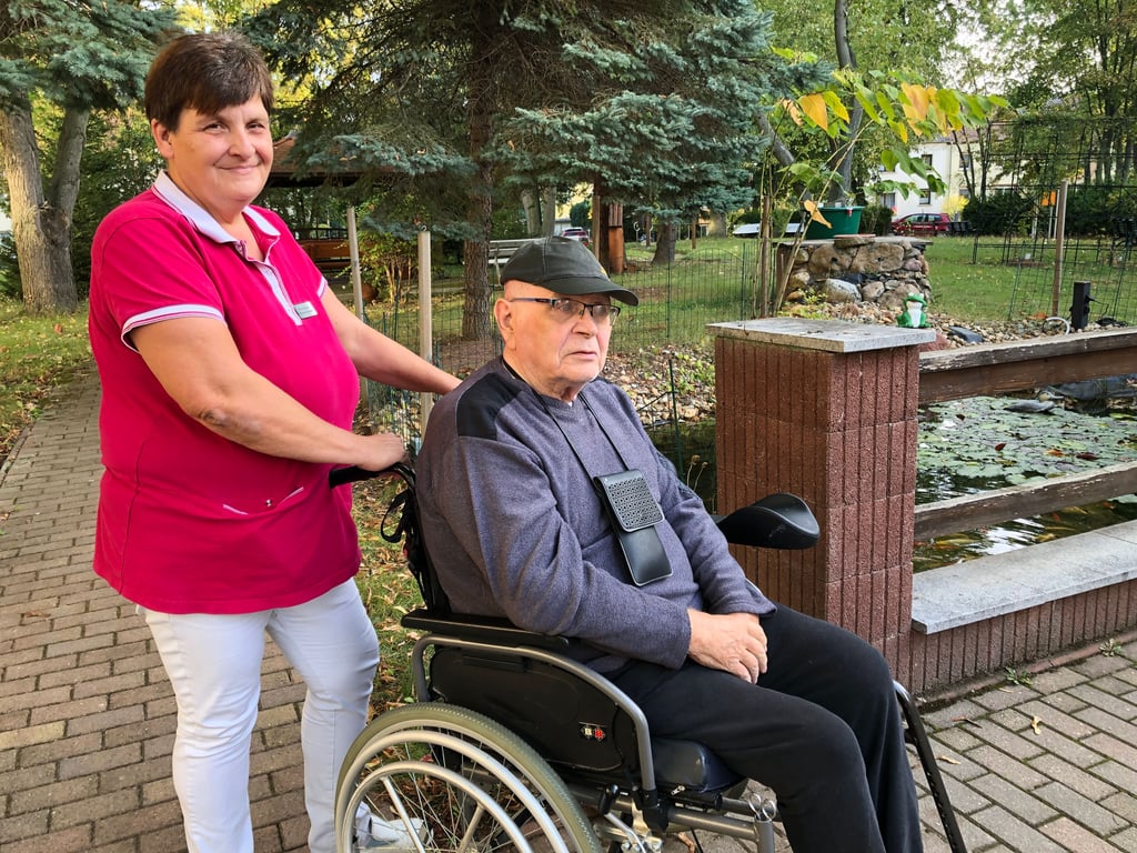 Altenpflegerin Petra Reinhardt ist gern mit Bewohner Walter Schulze im Außengelände des Seniorenzentrums.