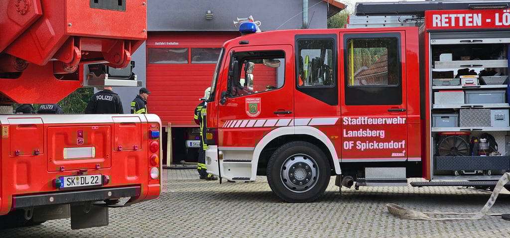 Von außen ist nur etwas Ruß zu erkennen, doch im Inneren der Halle, wo auch ein Feuerwehrfahrzeug steht, hat es gebrannt.
