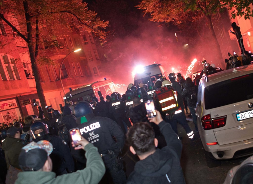 Bei der verbotenen Demonstration in Neukölln wird Pyrotechnik abgebrannt.
