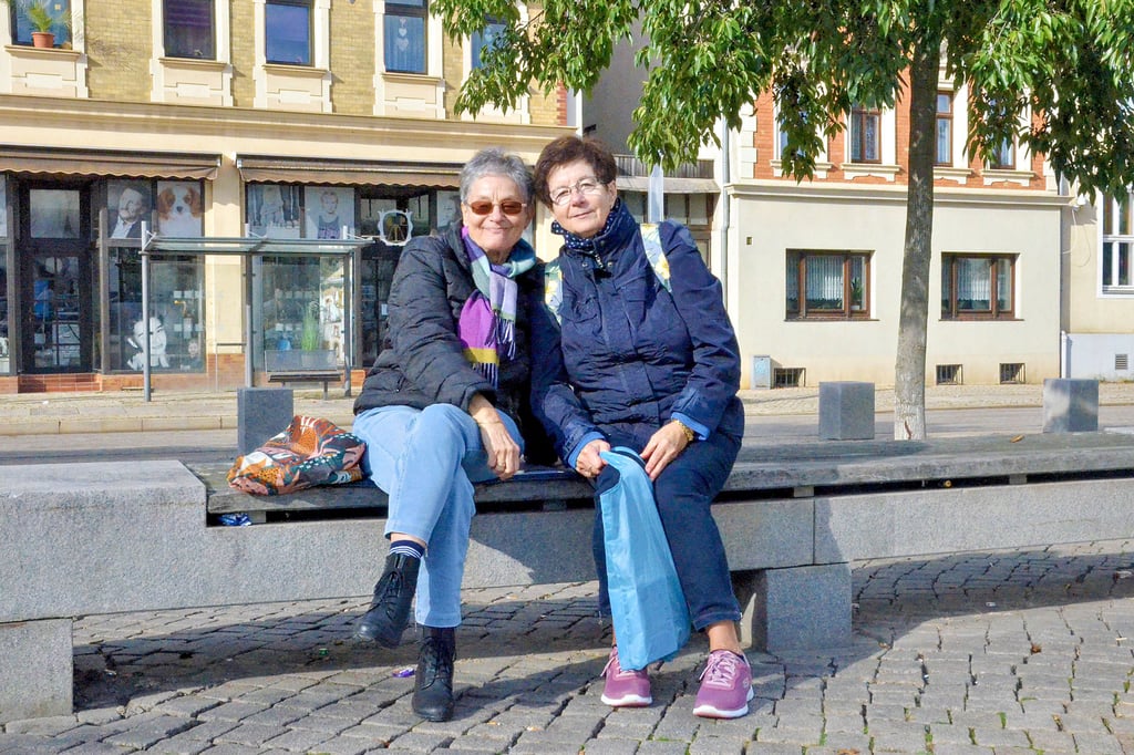 Zwei Besucherinnen in Haldensleben bei einer Pause auf den Bänken am Markt. Insgesamt gibt es in Haldensleben 340 Bänke.