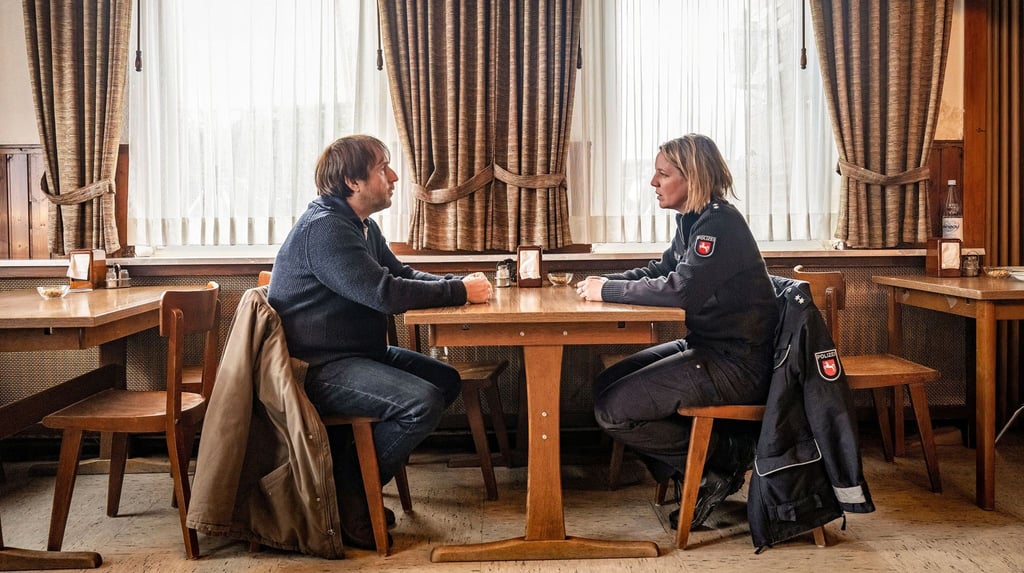 Sörensen (Bjarne Mädel) und Jenny (Katrin Wichmann) in einer Szene des TV-Krimis „Sörensen fängt Feuer“.
