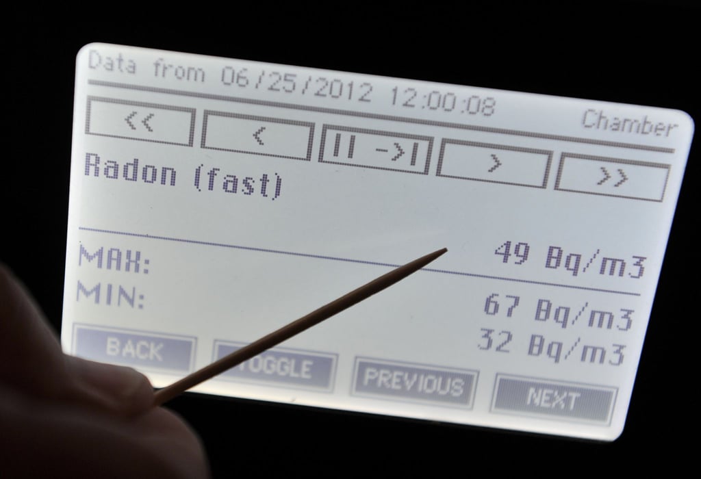 Eine Radonbelastung von 49 Becquerel pro Kubikmeter misst ein Radonmessgerät.