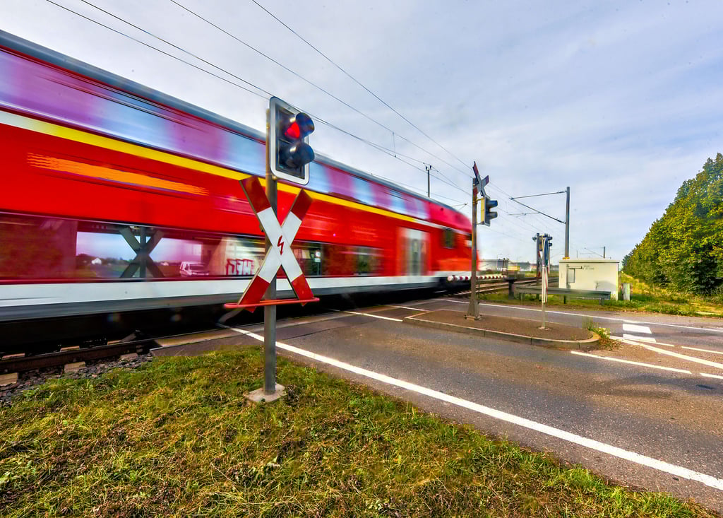 Am Bahnübergang in Spergau müsste eine Brücke entstehen, wenn die Bahn zukünftig mit Tempo 160 auf der Strecke fahren will.