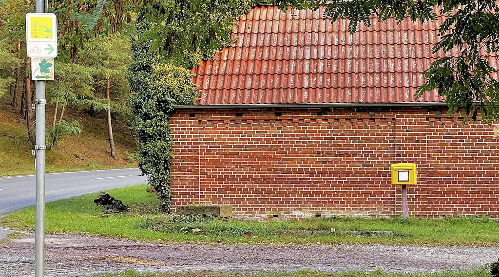 An dieser Scheune auf dem Wuster Damm endet der aus Wust kommende Radweg. Von hier soll er zur Landesgrenze fortgeführt werden.