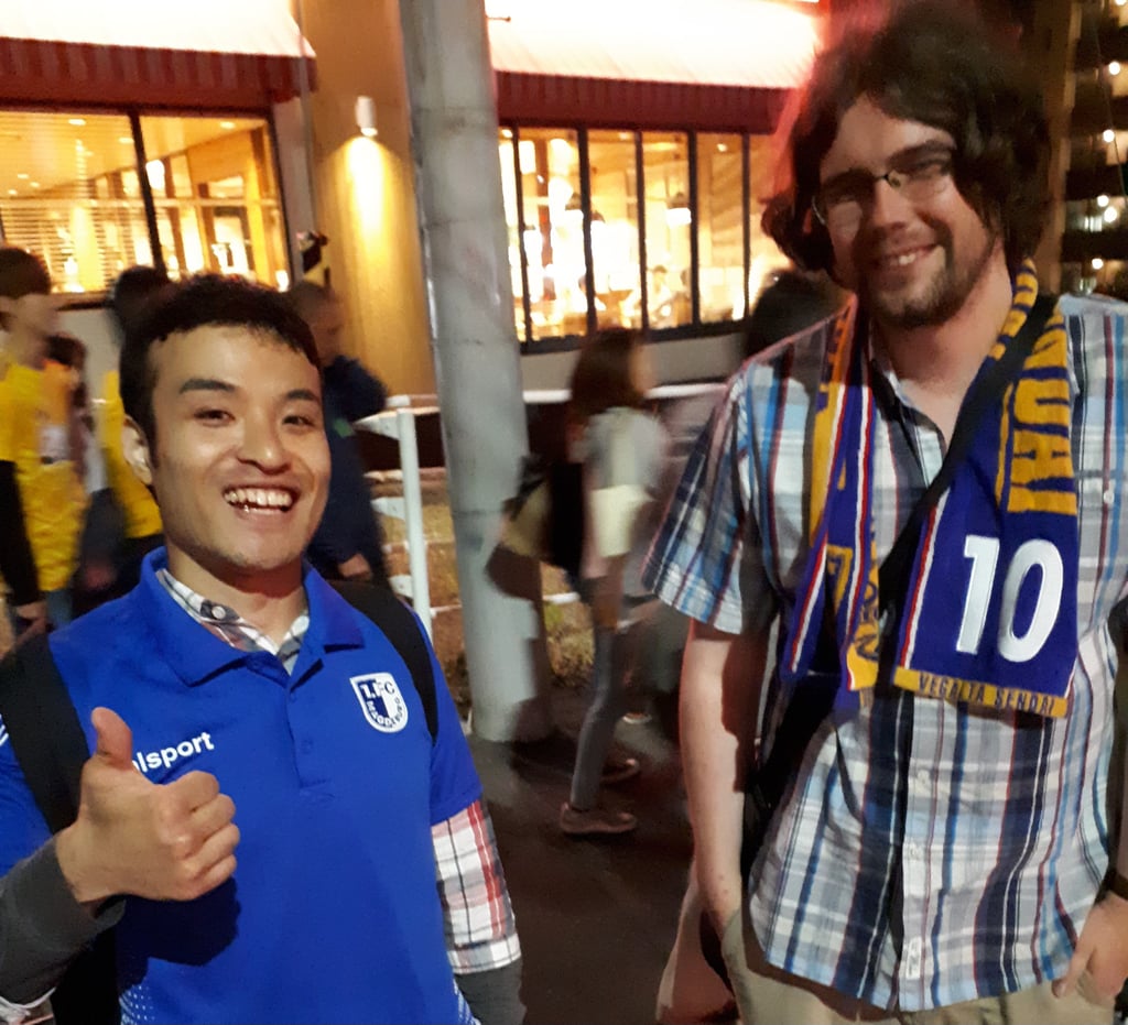 Reik Jagno (r.) mit einem japanischen Fan des 1. FCM-Fanclubs "Blauer Vegalta".