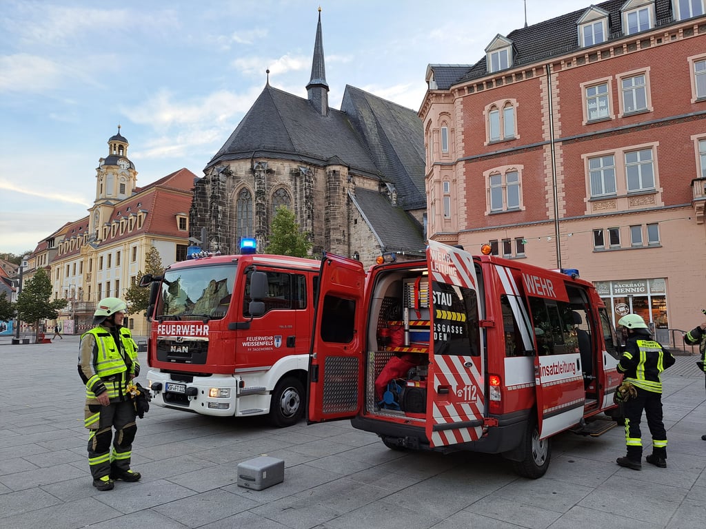 Nach dem Gasalarm am Mitwoch in der Sparkasse am Markt in Weißenfels ist die Feuerwehr angerückt.