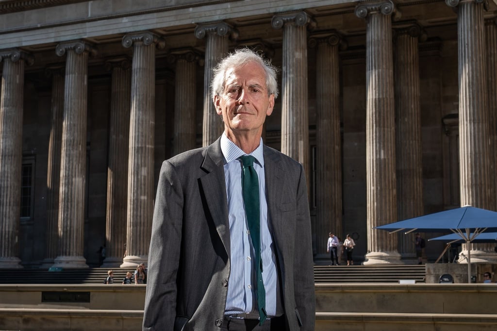 Der Kunsthistoriker Sir Mark Jones vor dem British Museum.