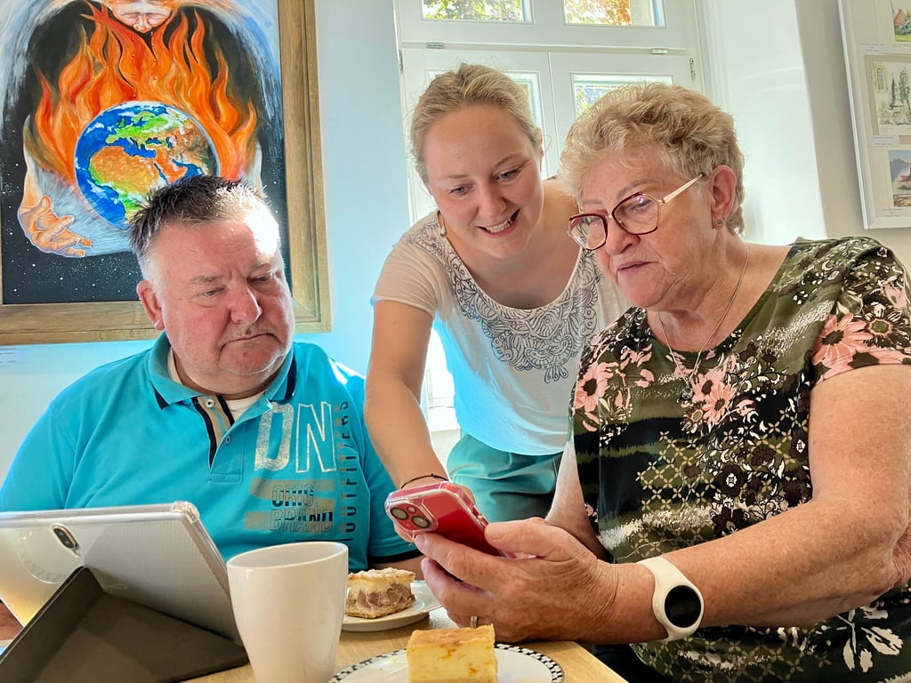 Kaffee, Kuchen und Handy-Hilfe: Gerd Heinrich, Inga Besser und Dagmar Krüger (von links) im Poucher Digitalcafé.
