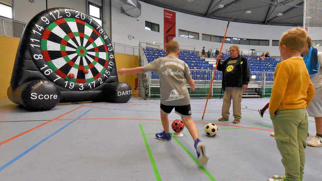 Fußball-Dart war eines der Angebote beim 6. Spiel-/Sport- und Spaß-Tag der Jugendpflege der Stadt im Ballhaus.