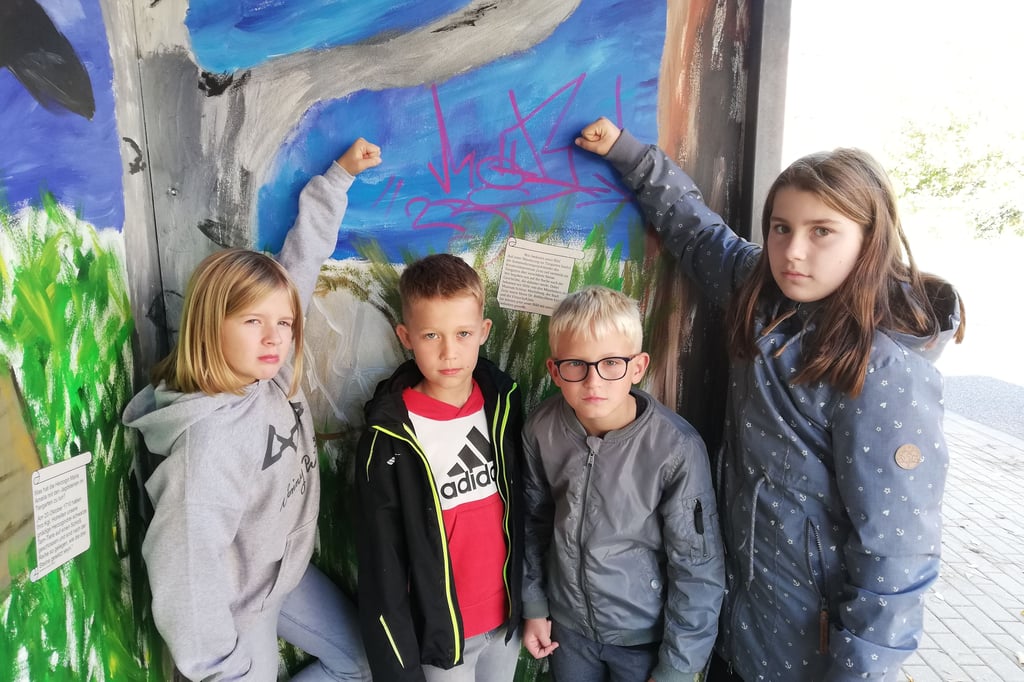 Kinder des Junior-Krea-Klubs haben in den Sommerferien eine Bushaltestelle gestaltet und darauf sind Emma (von links), Pepe, Emil und Greta stolz. Das Wartehäuschen in der Badstubenvorstadt wurde jetzt mit Graffiti besprüht.