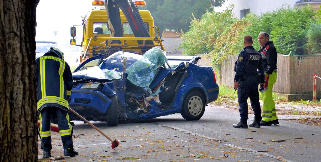 Ein Unfall ereignete sich am Mittwochvormittag auf der Chaussee zwischen Güsten und Rathmannsdorf. Dabei wurde die Fahrerin eines VW Bora schwerverletzt. Der Wagen ist Totalschaden.