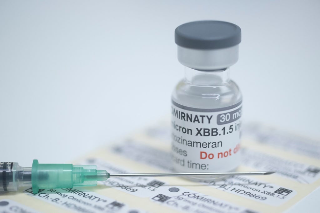 Eine Ampulle mit 6 Dosen des neuen an die Omikron-Sublinie XBB.1.5 angepassten Corona-Impfstoffs steht auf einem Tisch in einer Apotheke.
