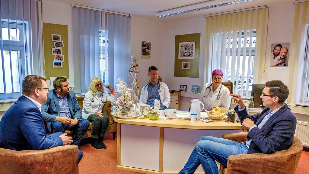 Bürgermeister Enrico Schilling, Landrat Christian Tylsch und MdB Sepp Müller im Gespräch mit Andrea Hackl-Kleinschmidt (3.v.l.).