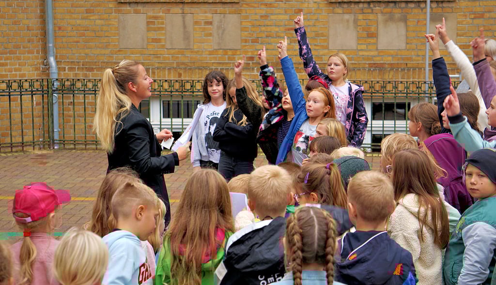 Stolz melden sich die Kinder des Zscherndorfer Hortes, als Sandersdorf-Brehnas Bürgermeisterin Steffi Syska (links) abfragt, wie sie im September vom Hort nach Hause gekommen sind. Einen Monat lang wurde das in den städtischen Horten täglich abgefragt, die Zscherndorfer haben gewonnen.
